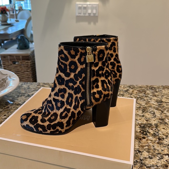 Michael Kors Margaret Bootie printed Haircalf - Picture 5 of 16